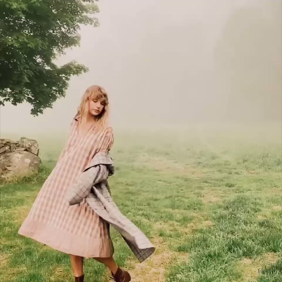 The video for cardigan “cabin in candlelight” version is out now using new behind-the-scenes footage from the album photoshoot. You can watch it here: https://t.co/rsSvCRO6P3 https://t.co/7lAbxpLybG