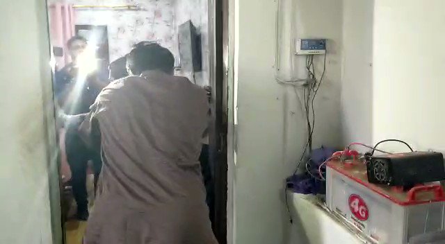 یہ تشدد، یہ گالیاں میں اپنے اور آپ کے بچوں کے مستقبل کے لئےبرداشت کرتا ہوں۔ ویڈیو آخر تک دیکھئے، یہ ذاتی لڑائی ہوتی تو میں مُکے کھانے کے بعد بھی اپنی ٹیم کو اِن کرپٹ پولیس افسروں سے الجھنے سے روکتا نہیں۔ خوش آئند ہے کہ وزیرِاعلیٰ سندھ نے نوٹس لیتے ہوئےراشی افسران گرفتار کروا دئیے https://t.co/L9RaY8B3PW https://t.co/uK0kUVB5Yf