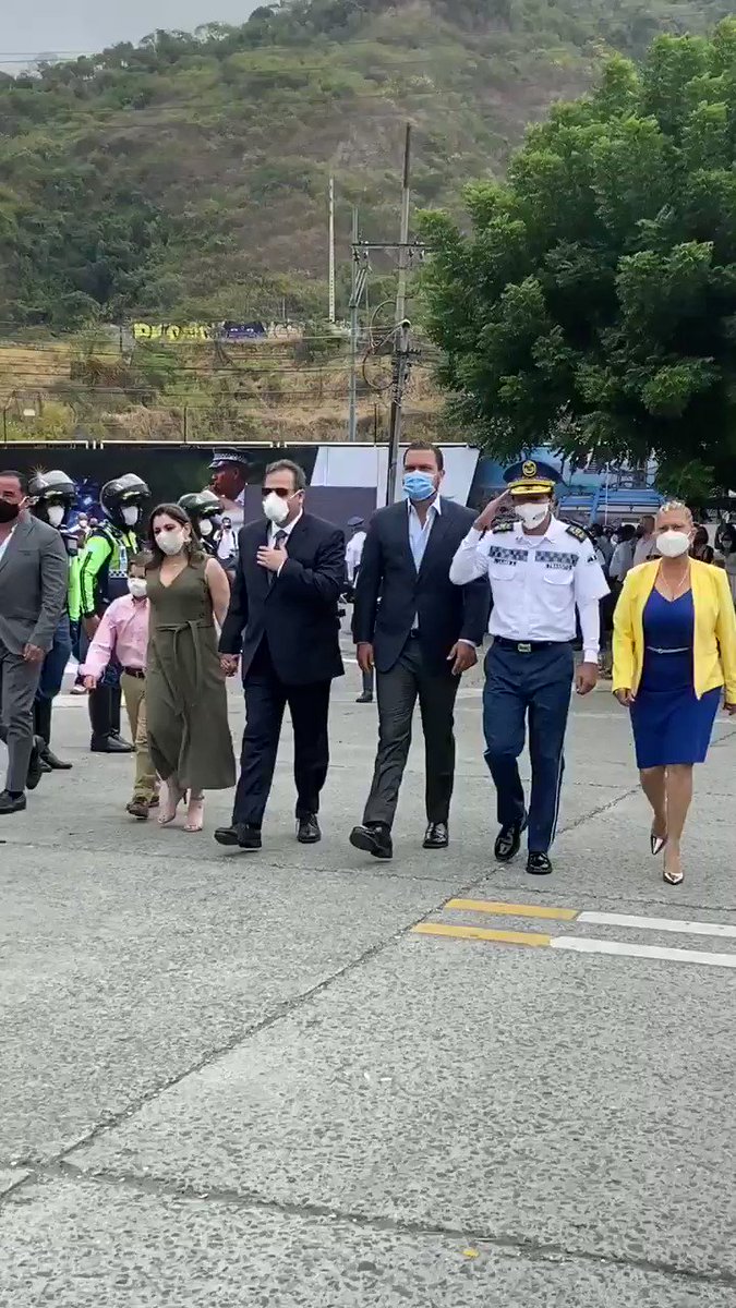 Al finalizar su discurso, @andresroche caminó acompañado de aplausos y por una calle de honor formada por nuestra tropa. ¡Gracias, Andrés! https://t.co/rd9zk0Obdm