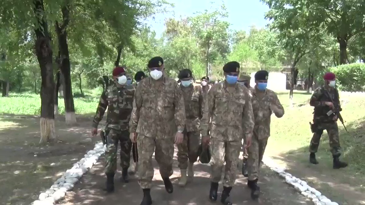 COAS visited troops deployed on frontlines along LOC in Khuiratta Sector. COAS spent time with troops on Eid day, commended their high morale, operational readiness & continuous vigil being maintained along the LOC. While interacting with troops, COAS said that Eid-ul-Azha (1/5) https://t.co/arGxGWgcAh