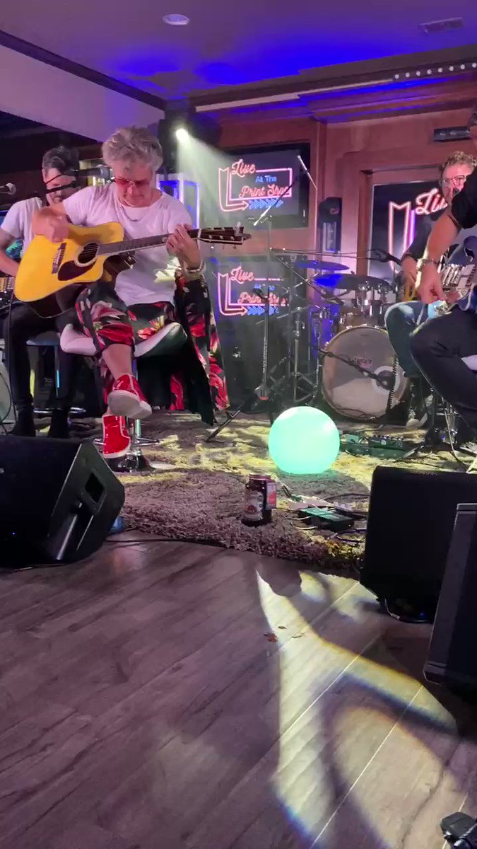 Collective Soul performing yesterday was so cool. Almost as cool as Ed Rolands shoes! Shout out to @PrintShopLive and @SugarlandsShine Nothing better than a little shine with ur ‘Shine’! https://t.co/k06EoslhE1