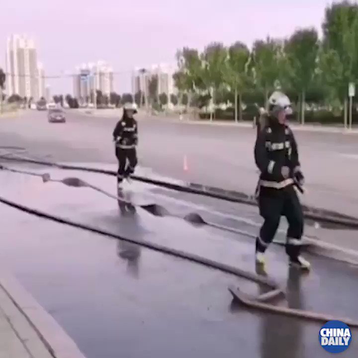 “When I grow up, I want to be just like you!”Two little boys with toy water guns rushed to help firefighters as they conducted a drill. Good job boys! #ChinaStory https://t.co/j4pYEn6iht