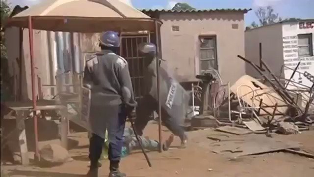 Zimbabwe needs to start afresh from 0.
They've normalised the abnormals since forver.
It's about time the @GovernmentZA 🇿🇦
Gets involved now.
#ZimbabweanLivesMatter
#ZimbabweLivesMatter
#FreeZimbabweans https://t.co/2CcnMgXBVd