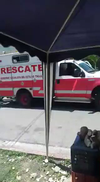 📹 Deivis Pacheco fue detenido por grabar el momento en que funcionarios empujan un carro de bomberos que quedó varado por la falta de gasolina. Esto ocurrió en Valera, Trujillo. Pacheco permanece detenido.
Vía @espaciopublico https://t.co/Ph8zia0STv