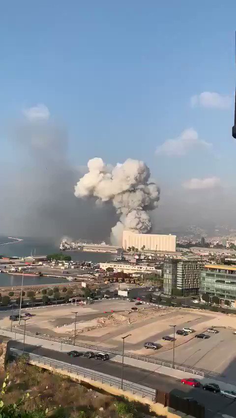 Enorme explosión en Beirut deja heridos y daños (VIDEO) https://t.co/YdLHPbfWM9 a través de @ActualidadRadio https://t.co/fUyUZLajbq