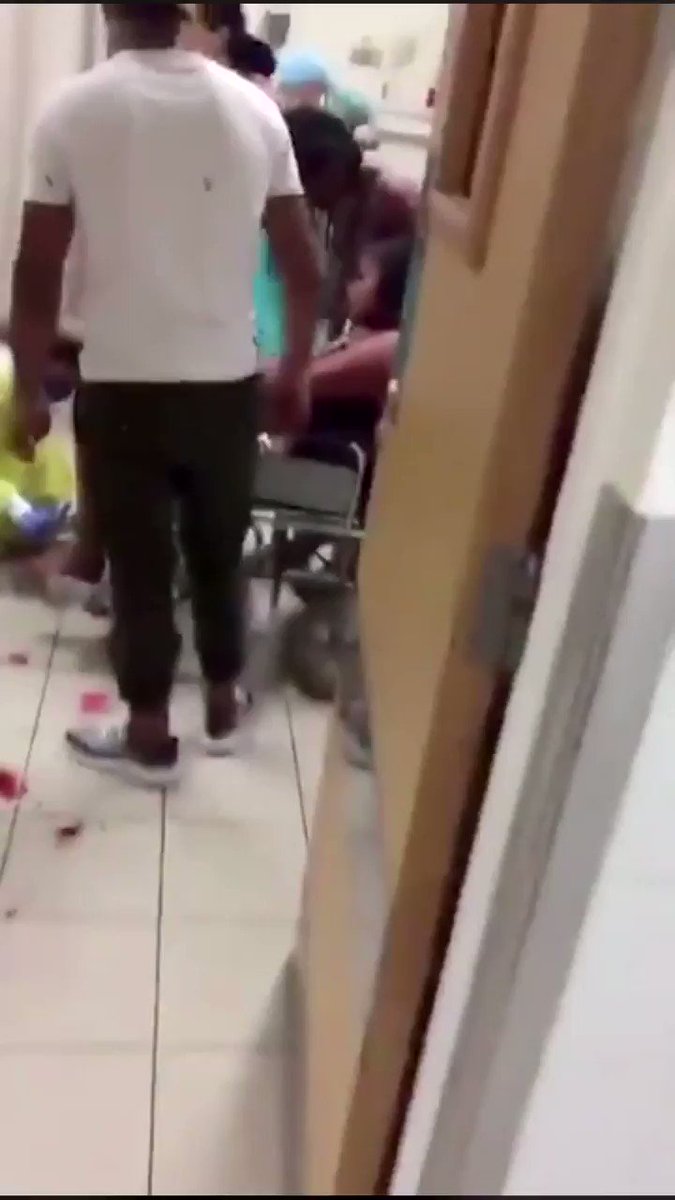 ⚠️Imágenes fuertes⚠️
Decenas de víctimas de las explosiones en #Libano acuden a un hospital para atender sus heridas 🏥
#PrayForLebanon https://t.co/JTYdg6fSlL