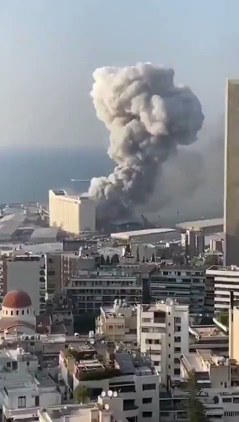 انفجار ضخم في مرفأ #بيروت #لبنان
مشهد مروع
اللهم احفظ اخواننا وسلمهم
#انفجار_لبنان https://t.co/SABPDKC45Y