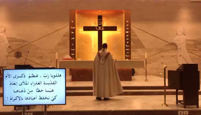 During a live streamed holy mass in Beirut , the debris fell on the priest and the parishioners. هممم ابونا مو المفروض خاشع وم