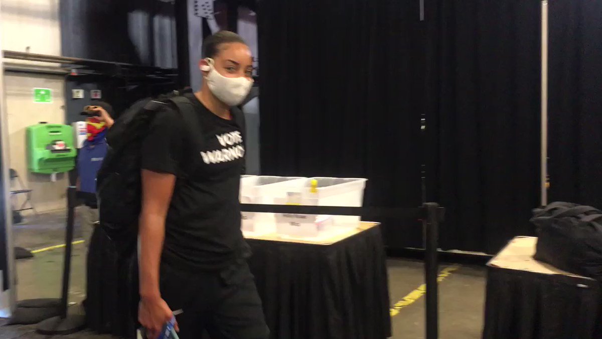 Both the @AtlantaDream and @PhoenixMercury players arrived wearing “VOTE WARNOCK” shirts to their game tonight. For more here is story from @ramonashelburne
https://t.co/th5gtsfEtv https://t.co/2oLdvn3kyJ