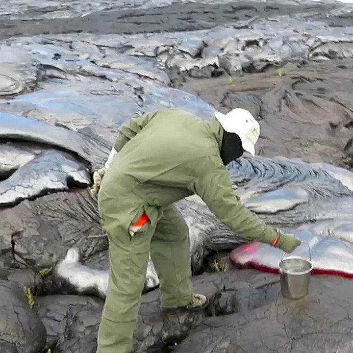 最多情報局 (@tyomateee) on Twitter photo 2020-08-07 02:10:17 地質学者が活火山から溶岩サンプルを収集する方法です 地質学者が活火山から溶岩サンプルを収集する方法です