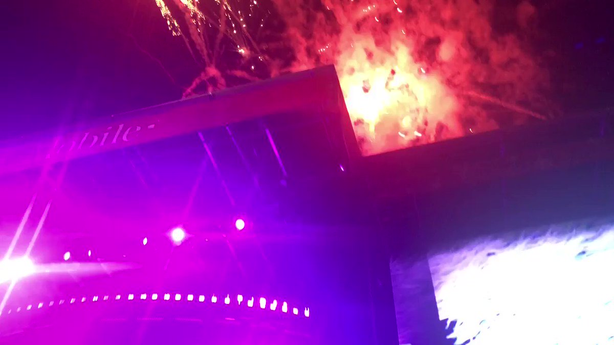 it’s been a year since i last saw ariana what. this video is a whole mess i was trying to get the fireworks and her- anyways i miss her so much 🥺 #aripalooza #lollapalooza https://t.co/TumBu0NInf