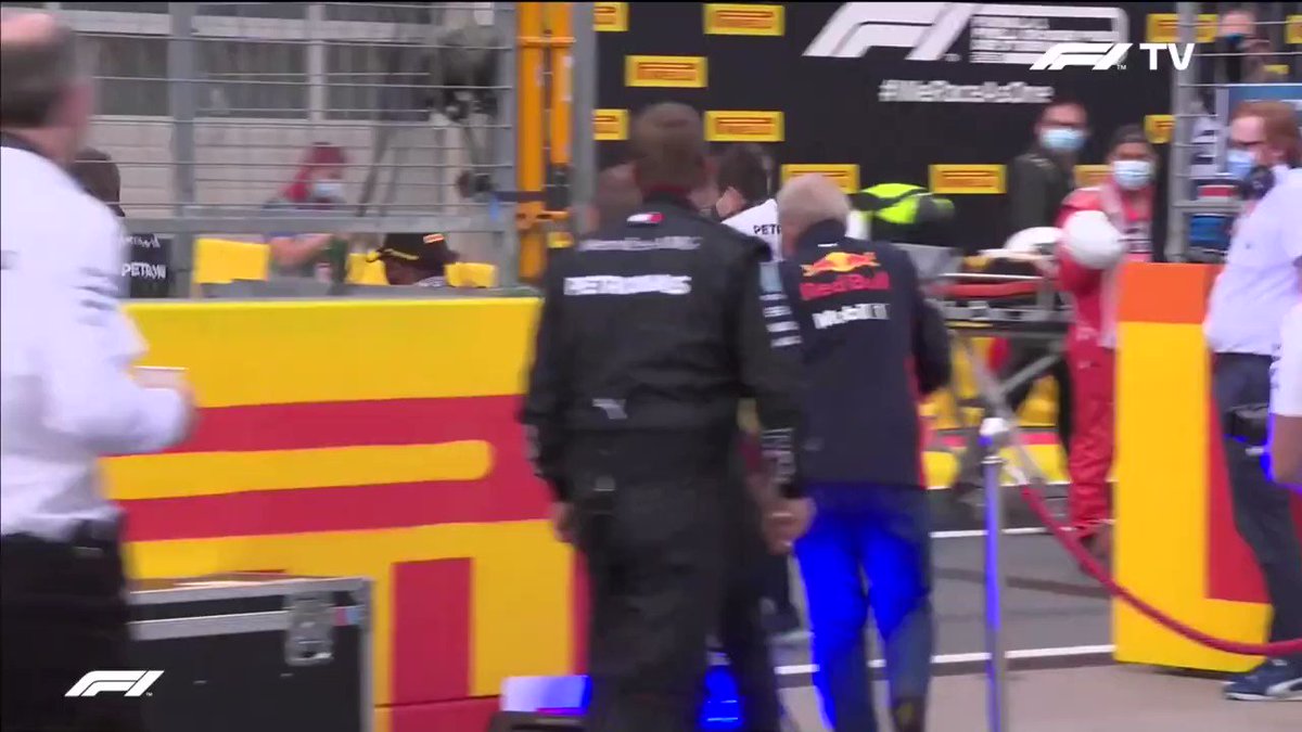 Mercedes praticando distanciamento social do Lewis Hamilton durante a comemoração do #SilverstoneGP 🤣 https://t.co/nqVlAVzZ0z