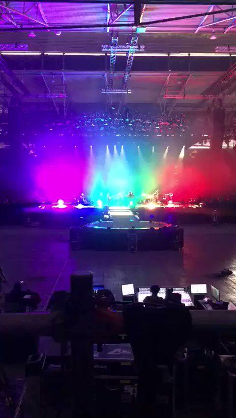 En uno de nuestros ensayos durante el descanso, “La Tierra Del Olvido”. Una canción que difícilmente se puede olvidar!! Felicidades @CarlosVives por los 25 años de #LaTierraDelOlvido! #LaTierraDelOlvido25años https://t.co/1HbXdooo8y