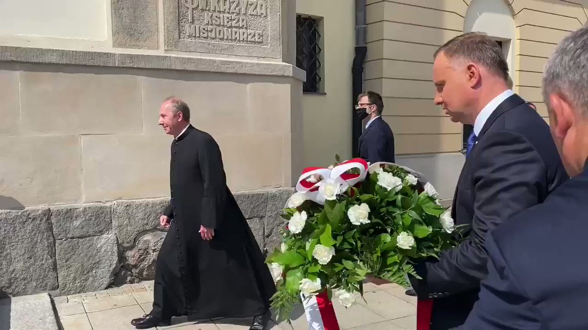 Prezydent RP @AndrzejDuda wraz z Pierwszą Damą złożyli wieniec pod figurą Jezusa Chrystusa na Krakowskim Przedmieściu. https://t.co/iYba3D9wtO