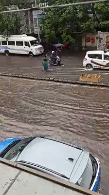 This lady apparently stood in the rain for five hours & warned commuters about an open manhole.
How often have you encountered such selfless acts of kindness?
https://t.co/ZNTPhcAxQy