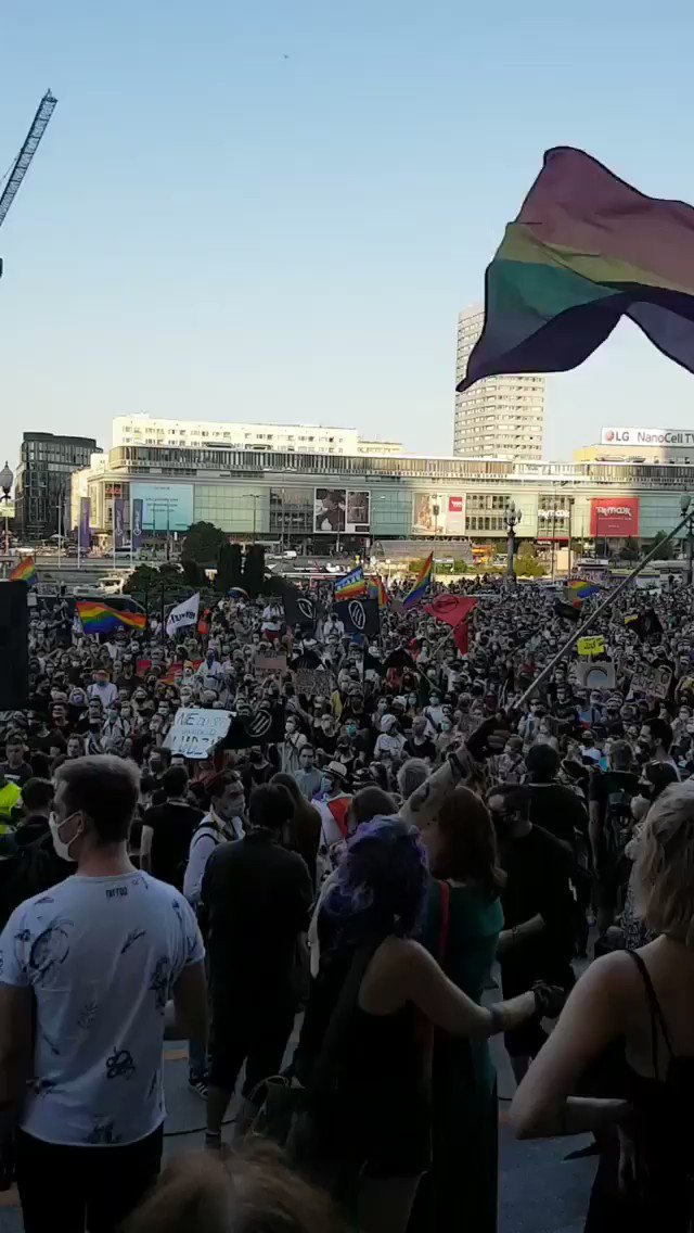 THIS IS THE QUEER PROTEST IN WARSAW POLAND RIGHT NOW!! This is incredible @stopbzdurom - the global queer community is watching and with you! #stopbzdurom #PolishStonewall #margotzamurem VIDEO @apileofowls on insta https://t.co/sxUDl10Kgc