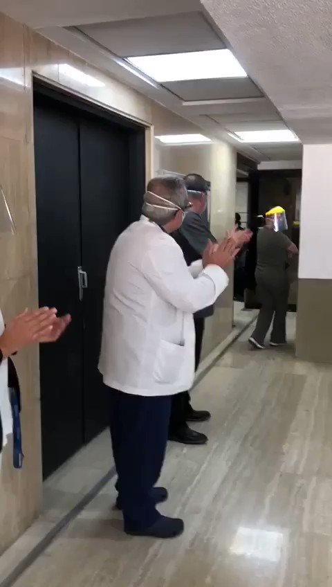 Excelente noticia : ¡¡¡Lo Superó!!!! Hoy la Dra. Francisca Ruiz saliendo de la Clínica El Ávila y sus compañeros y colegas la aplauden. https://t.co/cbYxGWA489