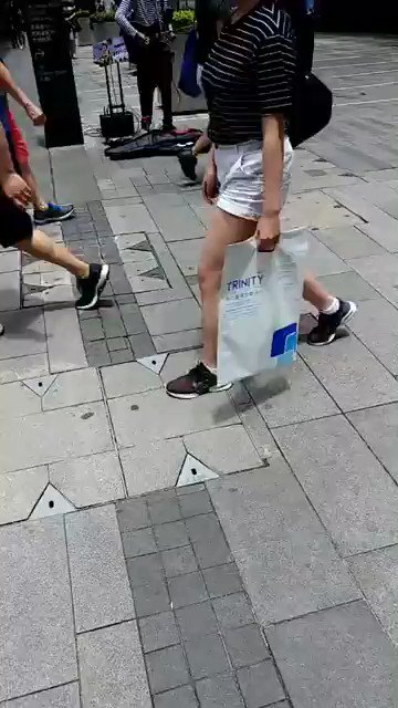 How shameless is @hkpoliceforce?
This street performer was surrounded by #HongKong police only becoz he was singing #GloryToHongKong, a pro-democracy protest anthem.
Like a prey of vicious dogs, cops were lingering around the singer.
Credit #LeeCc @facebook live
#克警圍街頭藝人 https://t.co/Bd1nPAJB0Q