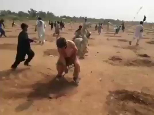Geen bomenplanten maar bomen uitrukken in Pakistan! Zou het waar zijn dat de islam een religie is van de woestijn, waar de islam heen gaat, volgt de woestijn. https://t.co/TXqdS5Dehg
