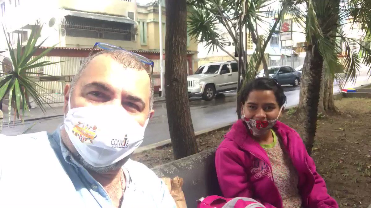 Miren quien llegó, Daimar la chica que se vino desde Yaritagua en una cola que le dió un camionero para venir a buscar las medicinas para su hermano, QUE NOBLEZA , ahorita en un rato se regresa en el mismo camión, por lo pronto desayunamos para hacerle su espera menos larga https://t.co/4EXCweZ0wd