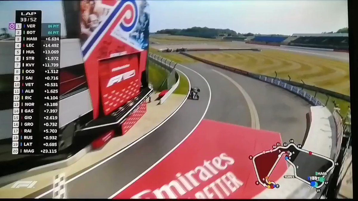 Entran a Pits Verstappen y Bottas al mismo tiempo.
Esto se pone buenísimo. Ambos están en igual de condiciones. Veremos quien manejará mejor los neumáticos, si Max o Valteri.
El nuevo líder es Hamilton quien seguramente debe hacer otra parada.
#BritishGP #GPGranBretana https://t.co/JMq3OuWJa9