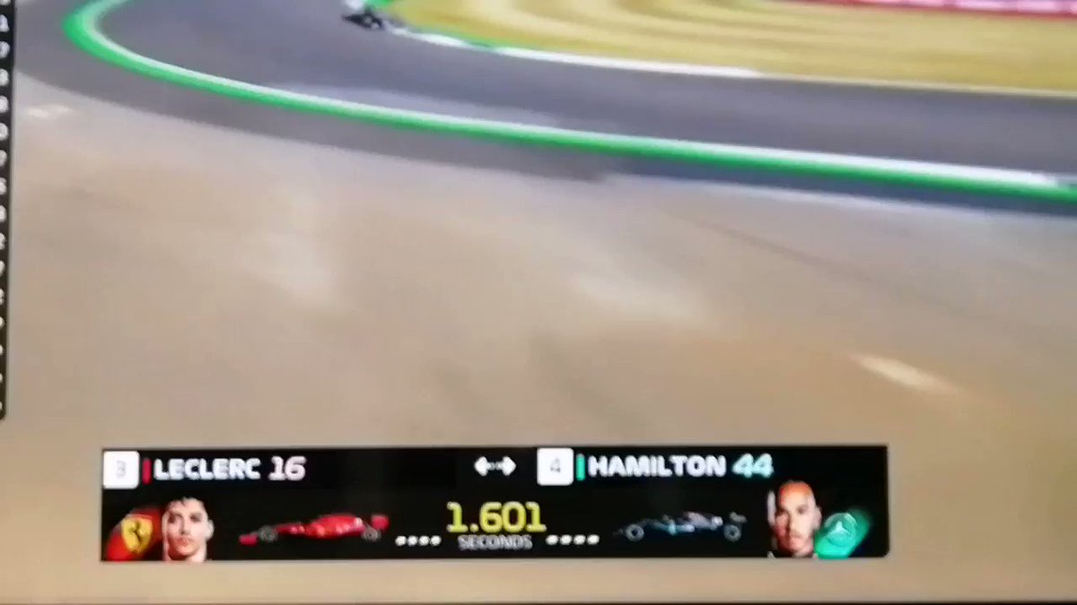 Ese Leclerc ahí calladito, sin mucho show, se va encontrando el camino al podium. Faltan 10 vueltas, falta muchísimo para afirmar eso, pero eso lo que parece.
Sin embargo la tiende dura, tratar de contener a Hamilton.
#BritishGP #GPGranBretana https://t.co/6qY1ir3ufU
