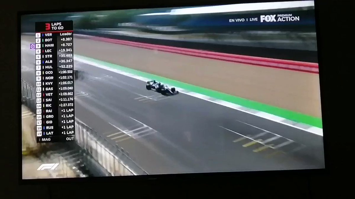 Los ingenieros de Mercedes le dan vida libre a sus pilotos de pelear, pero limpiamente.
Les alcanzará para superar a Max?
Quedan 3 vueltas y Hamilton supera a su compañero.
Va por Verstappen.
#BritishGP #GPGranBretana https://t.co/eMrqAvO232