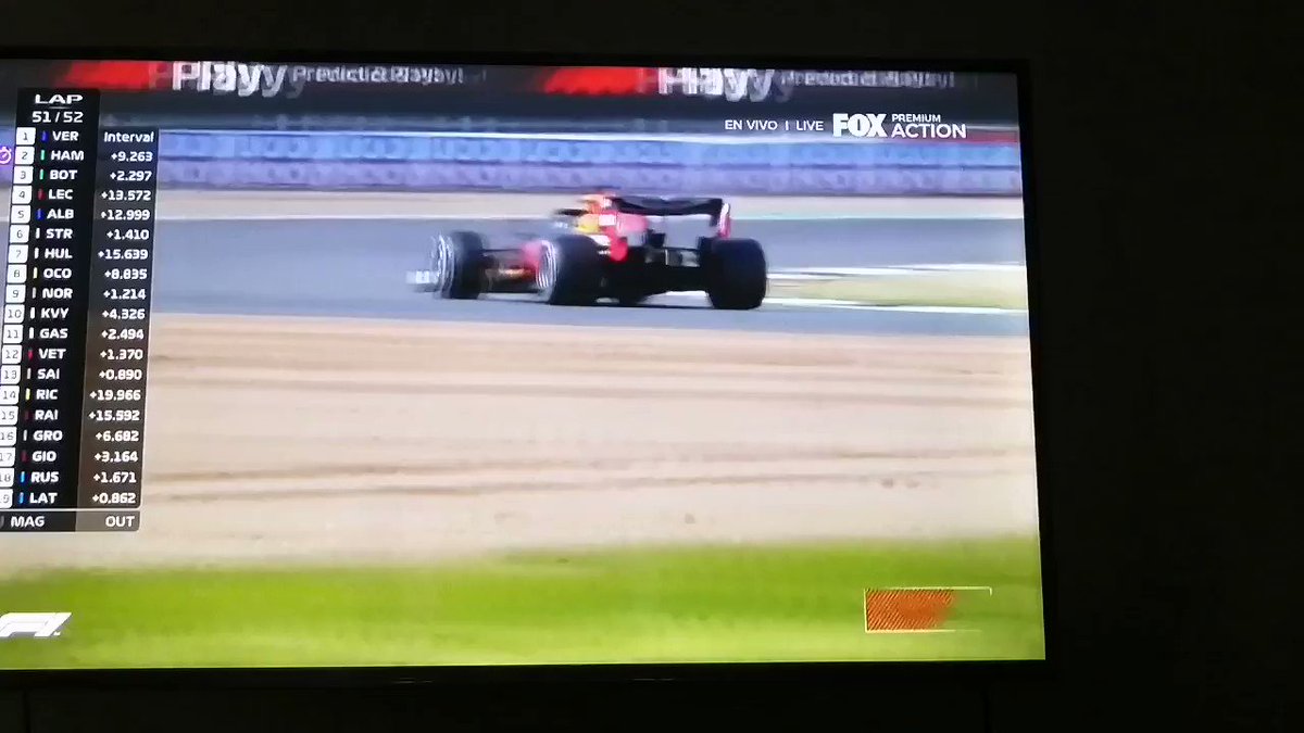 Hamilton esta a 9 segundo de alcanzar a Verstappen y quedan.2 vueltas.
#BritishGP #GPGranBretana #SilverstoneGP #F1 https://t.co/pLAglWXC1W