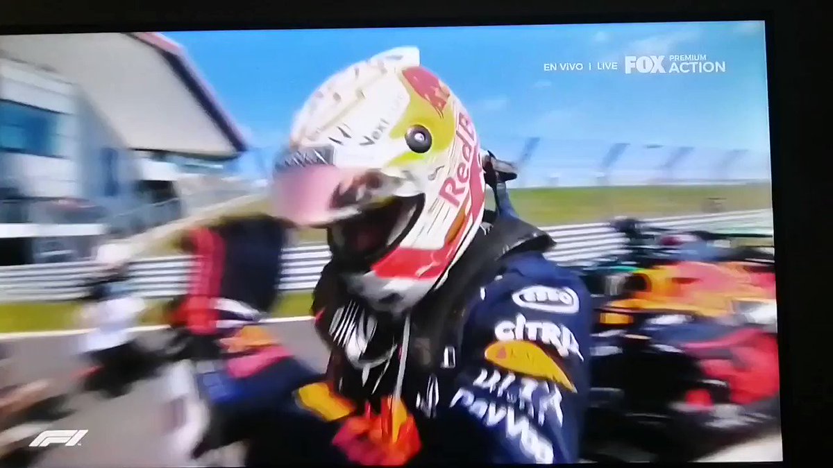 El gran ganador del #SilverstoneGP
Max Verstappen y sus compañeros de equipo.
Que gran carrera de la de Hoy. Aplausos para el trabajo, la fortaleza mental y a la ímpetu de Max para lograr su objetivo.
#BritishGP #GPGranBretana #SilverstoneGP #F1 https://t.co/giEEgldjDi