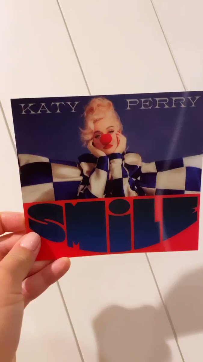 Literally getting my smile back (and forth and back and forth...) 😁🤡 Tune in to my 2nd #SmileSunday livestream on https://t.co/k6NB8GFNpO today at NOON PT 🙃 I’ll be showing you more merch, and may play more snippets 🎶 https://t.co/arEikfGhXq