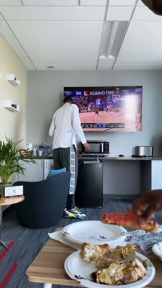 The @ESPNNBA Countdown Chef @JalenRose has returned with a Sunday Seafood Brunch!! SO GOOD 😋 https://t.co/SMPGnvWpFG