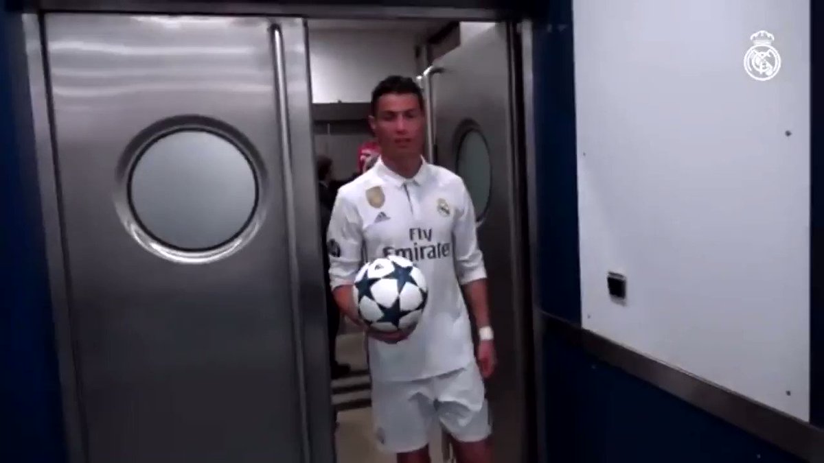 "Ronaldo doesn't care about his teammates"
"Ronaldo is a selfish guy"
"Ronaldo only cares about himself"
Meanwhile Ronaldo congratulating the entire team after scoring a hattrick in the Champions League Semi-Final.
https://t.co/5PazDOsuMk