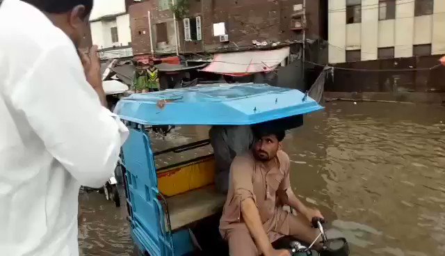 حسن مرتضیٰ دو موریہ پل پر پانی میں پھنسے رکشائوں کو دھکے بھی دھکے لگواتے رہے، پریشان حال شہریوں کی مدد کرتے رہے
کچھ دیر کی بارش نے لاہور کو ڈبو دیا ، حکومت غائب ہو گئی ، حسن مرتضیٰ
@BBhuttoZardari
@S_HassanMurtaza
#Punjab_Doobgaya https://t.co/M9mq7issrF