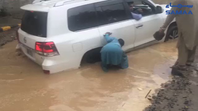 Lahore's Firdous Market was flooded following heavy rains on Sunday.
Vehicles were seen stuck in five-feet deep water https://t.co/Sm8K288vhm