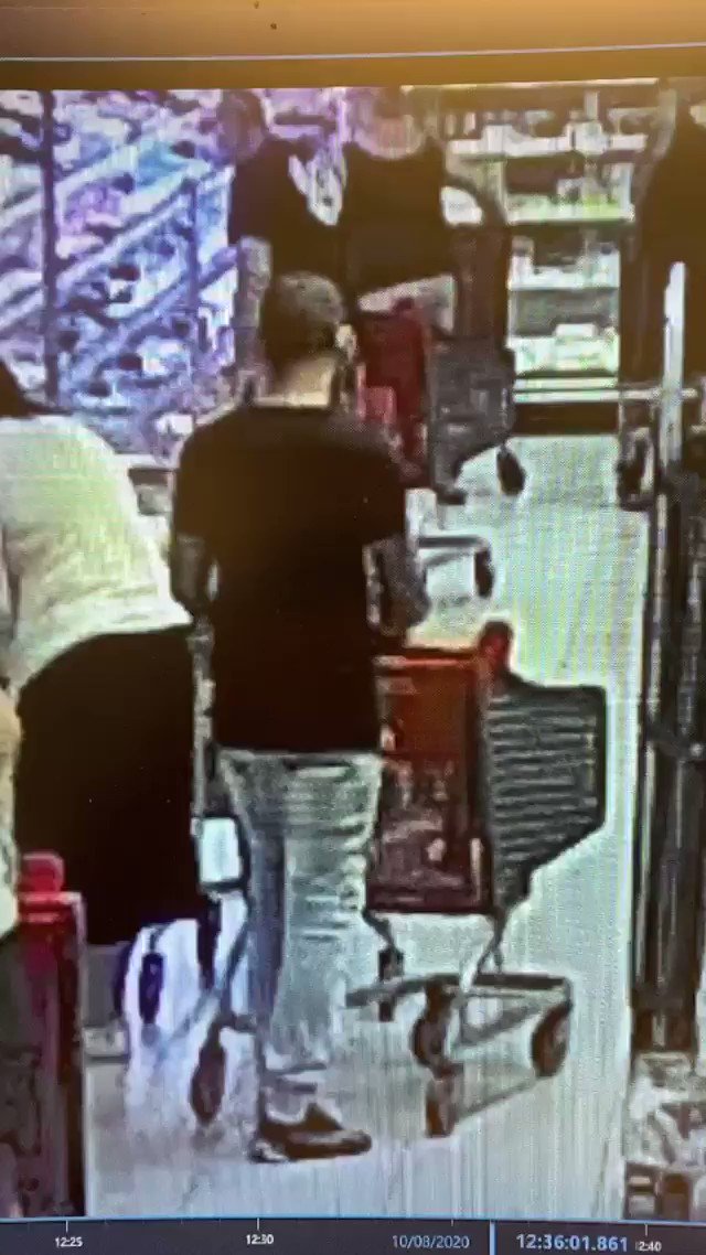 Herkent iemand deze man die per ongeluk een portefeuille meenam in de Delhaize van Temse?
RETWEET!๐จ https://t.co/kH7oo0Khcd