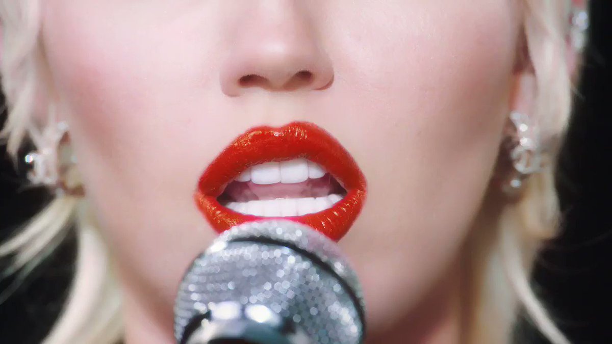 See my lips on her mouth everybodyβs talkin now..... π https://t.co/DOu4O3zbvD https://t.co/P8Tq32hpHs