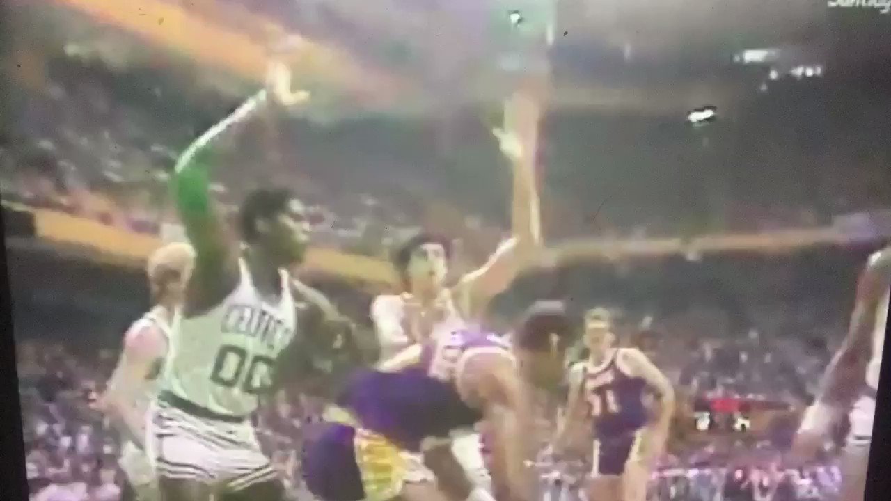 Happy birthday Kareem Abdul Jabbar. Robert Parish has a present for you: 