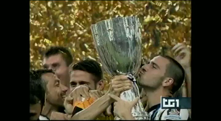 11/8/2012: a #Pechino, tutto il @sscnapoli diserta la premiazione della @SupercoppaITA appena vinta dalla #Juventus.
17/6/2020: a #Roma, @andagn premia i giocatori del #Napoli che hanno appena battuto i bianconeri ai rigori, in finale di #CoppaItalia.
@juventusfc https://t.co/F3jumK3E4C