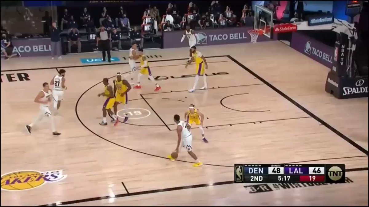 A mirror image of the same play run later in the game with Jamal Murray, but this time it's P.J. Dozier who drives in and draws the double out of the PnR, then kicks it out to Nikola Jokic for the open 3-pointer.
#Nuggets #MileHighBasketball https://t.co/jW7kmVJN12