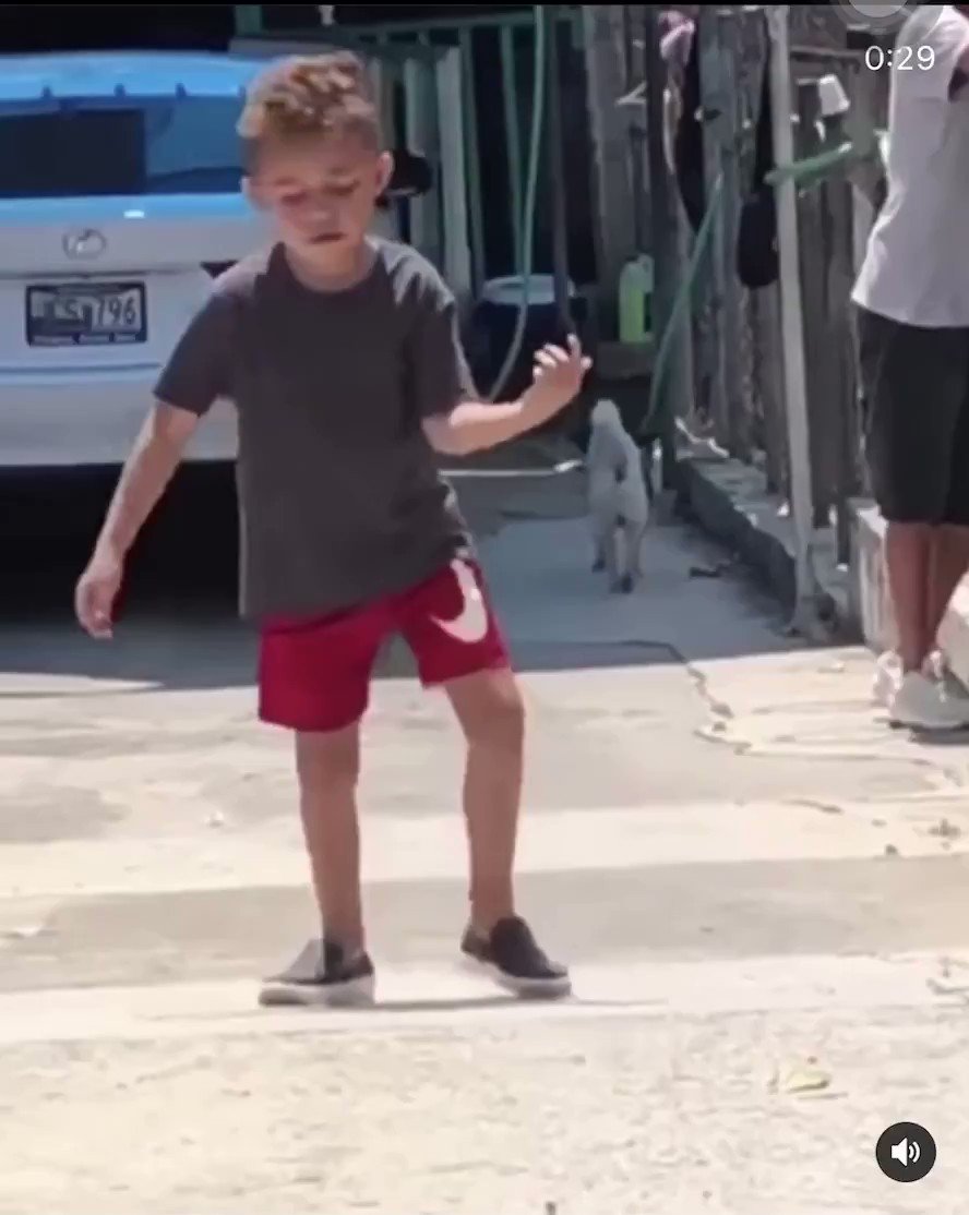 manolo โ๏ธ (@_manitopr) on Twitter photo 2020-08-12 17:59:14 Me when I finally hear YHLQMDLG at a party Me when I finally hear YHLQMDLG at a party