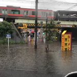 「埼玉県川口市東川口駅線路下冠水」すごい雨量・・・。これでは帰れない・・・。