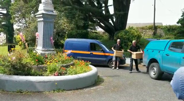 Barryscourt Castle @opwireland staff come to the rescue of the nuns at St. Benedict’s Priory in #Cobh after thieves made off with 10 wheel barrel-loads of their apples. #ActOfKindness More @rtenews at 21.00 https://t.co/Fs2O5Mnt4Q