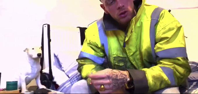 Just been grafting horny as fuck come suck this Dick! Rt if you want to sit on it Bareback!??

?ScallyKing?