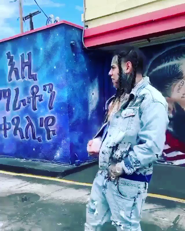 #6ix9ine went to pay respect to #NipseyHussle at his #FatBurger restaurant #ripnipsey #TMC #RiichStoneMedia #LosAngeles https://t.co/aqncCLrA5M