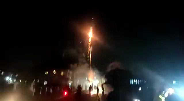 ہم پاکستانی ہیں پاکستان ہمارا ہے
سری نگر میں کشمیری نوجوان کرفیو توڑ کر پاکستان کا جشن آزادی منا رہے ہیں۔ اس موقع پر آتش بازی بھی کی گئی۔ کشمیریوں نے پیغام دیا کہ طاقت کے بل پر آزادی نہیں چھینی جا سکتی https://t.co/jKAsSZpDEi