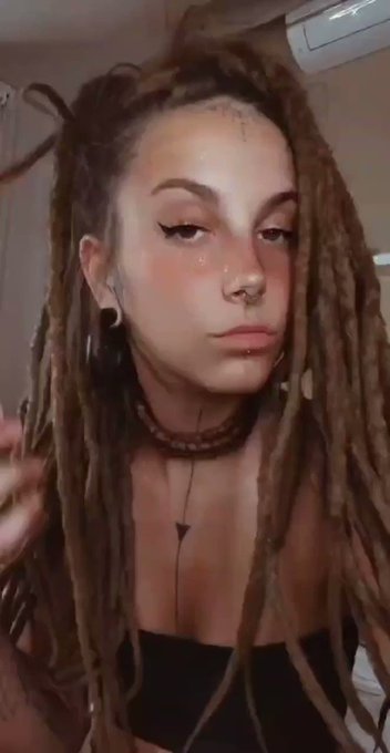 I'll be online in 5 minutes 💜 come if you wanna share some cozy time and all the tea about my trip x