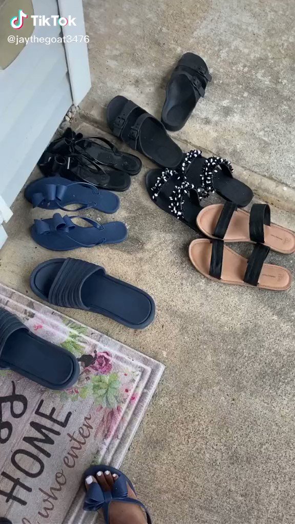 Officer in Georgia tases & arrests a woman for standing on her porch while black https://t.co/aiooN42srT
