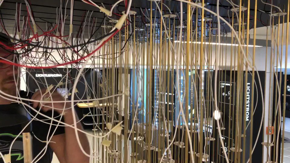Wer hat gezweifelt? Über 10.000 #LED einzeln über #Kinect #gesteuert – viel Fleißarbeit. Der erste Test ist großartig! #Hardware und #Software in Eigenarbeit <a class=\"link-mention\" href=\"http://twitter.com/LichtforumNRW\" target=\"_blank\">@LichtforumNRW</a> #Maker #Schülerforschungslabor <a class=\"link-mention\" href=\"http://twitter.com/flux_nrw\" target=\"_blank\">@flux_nrw</a> #Licht #art #Mensch <a href=\"https://t.co/DgLPe1h9ZH\" class=\"link-tweet\" target=\"_blank\">https://t.co/DgLPe1h9ZH</a>