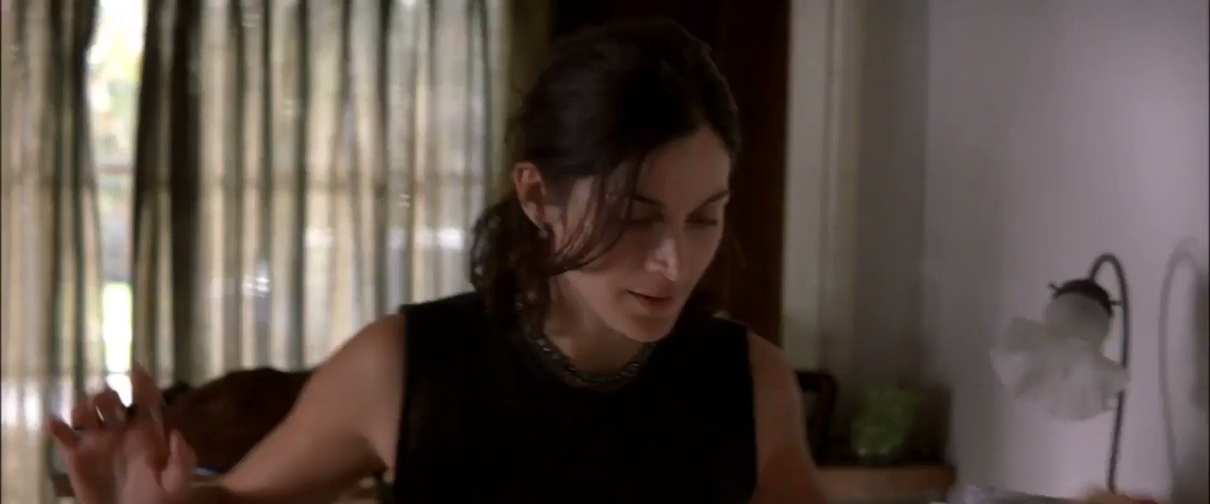 Happy birthday Carrie-Anne Moss ~ Memento (2000) 