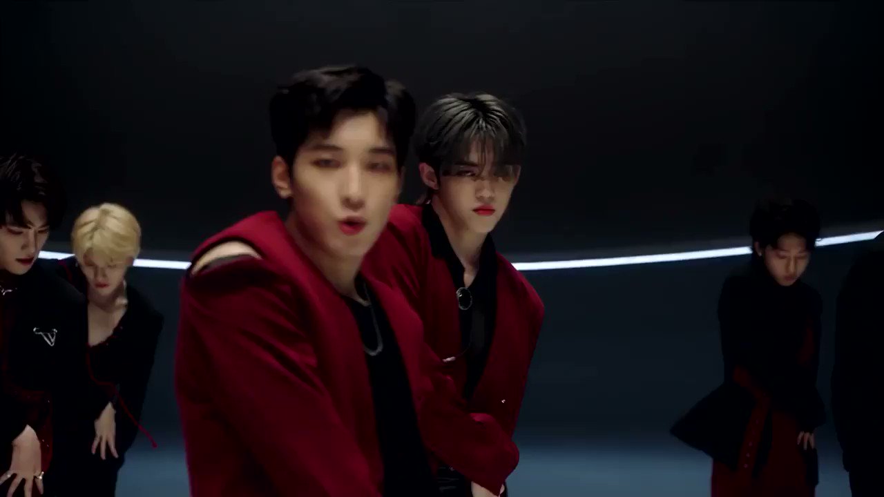 Kiki ここの赤と黒の衣装が好き過ぎる ありがとうスタイリストさん Mv本当に死ぬウォヌくんの腹出し腹筋といいミンギュの色気 やばすぎる Seventeen 24h T Co Cjtilajbwv Twitter